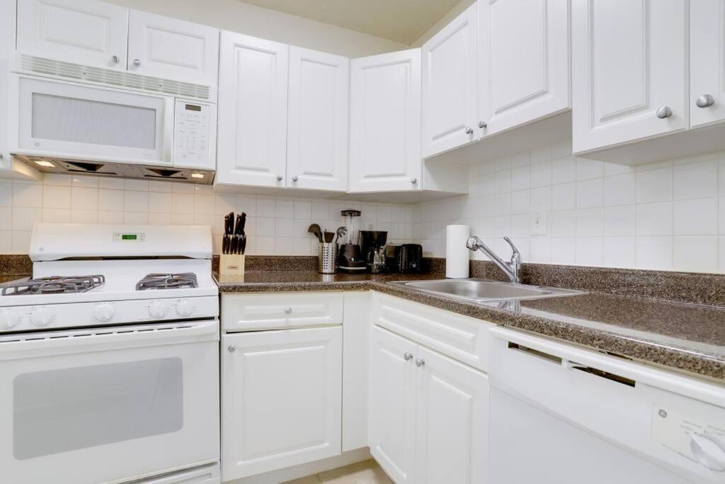 Awesome 1 Bedroom Apt + Den At Crystal City With Gym Arlington Exterior foto